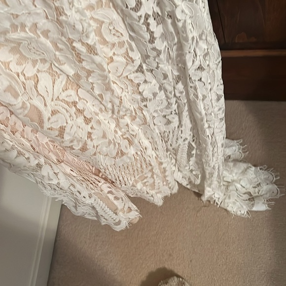 Lulus wedding dress w train - Picture 2 of 5